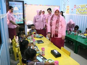 Cerianya Murid TK Kota Mojokerto Santap Makan Bergizi dari YKB Jatim Cerianya Murid TK Kota Mojokerto Santap Makan Bergizi dari YKB Jatim