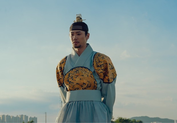 Potret Lee Jun Young di The Queen Who Crowns/ Foto: soompi.com