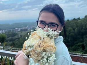 Cie... Prilly Latuconsina Dapat Bunga Pengantin Shenina Cinnamon