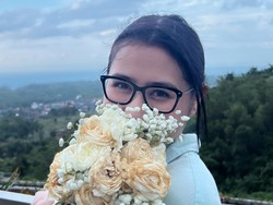 Momen Prilly Latuconsina Dapat Buket Bunga Pengantin, Tak Henti Dipamerkan