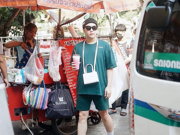 Intip Gaya Keren Rangga Moela Saat Ngopi di Kafe