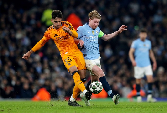 Soccer Football - Champions League - Knockout Phase Playoff - First Leg - Manchester City v Real Madrid - Etihad Stadium, Manchester, Britain - February 11, 2025 Real Madrids Raul Asencio in action with Manchester Citys Kevin De Bruyne REUTERS/Scott Heppell