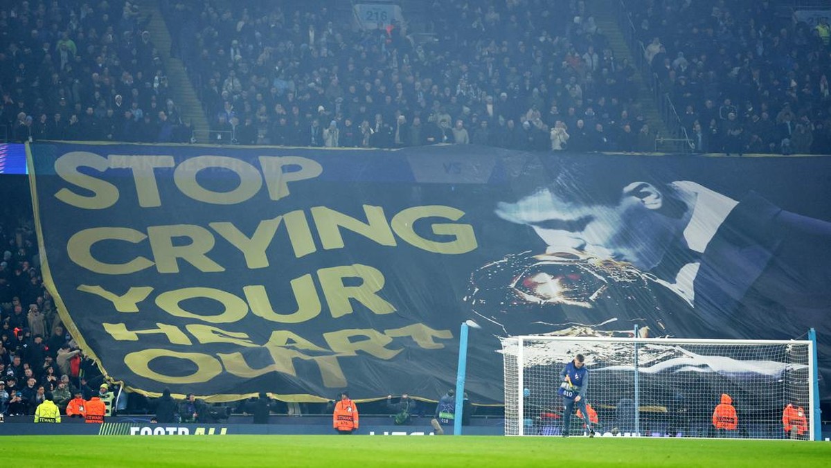 Banner Rodri mencium Ballon dOr di laga Man City vs Madrid. (Foto: REUTERS/Phil Noble)