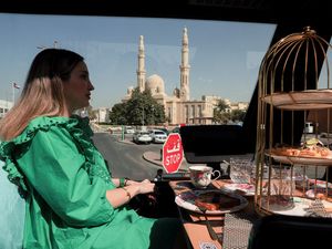 Sensasi Makan Sambil Keliling Dubai dengan Bus Tingkat