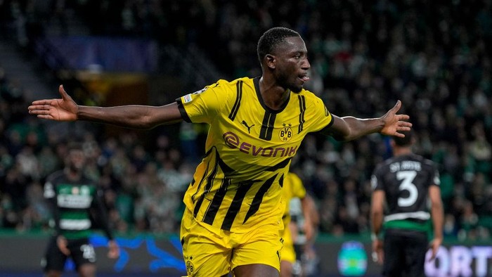 LISBON, PORTUGAL - FEBRUARY 11:  Serhou Guirassy of Borussia Dortmund celebrates after scoring the 1-0 lead during the UEFA Champions League 2024/25 League Knockout Play-off First Leg soccer match between Sporting Clube de Portugal and Borussia Dortmund on February 11, 2025 in Lisbon, Portugal. (Photo by Alexandre Simoes/Borussia Dortmund via Getty Images)