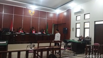 Sang Pembantai Badak Jawa: Sahru Dihukum 12 Tahun di Balik Jeruji Besi Sang Pembantai Badak Jawa: Sahru Dihukum 12 Tahun di Balik Jeruji Besi