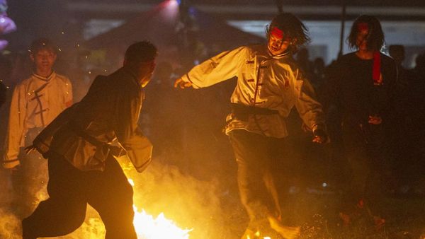 Intip Serunya Sepakbola Api Sambut Ramadhan di Cirebon