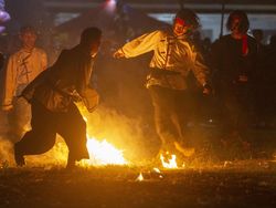 4 Tradisi di Cirebon Jelang Ramadan, Sepak Bola Api Ala Santri-Nyekar