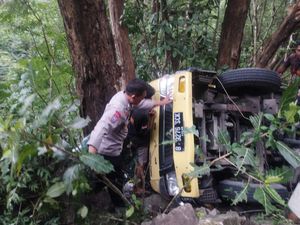 Truk Muatan Cat Terguling Masuk Jurang di Dlingo Bantul