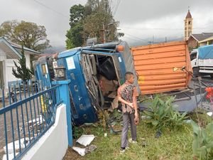 Rem Blong, Truk Tronton Tabrak Pagar Kantor Desa di Deli Serdang Rem Blong, Truk Tronton Tabrak Pagar Kantor Desa di Deli Serdang