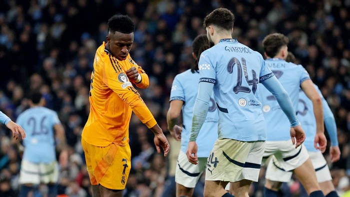 Soccer Football - Champions League - Knockout Phase Playoff - First Leg - Manchester City v Real Madrid - Etihad Stadium, Manchester, Britain - February 11, 2025 Real Madrids Vinicius Junior and Manchester Citys Josko Gvardiol REUTERS/Phil Noble