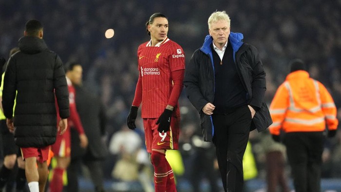 Liverpools Darwin Nunez (left) and Everton manager David Moyes after the final whistle in the Premier League match at Goodison Park, Liverpool. Picture date: Wednesday February 12, 2025. (Photo by Nick Potts/PA Images via Getty Images)