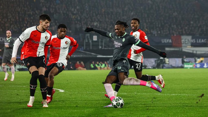 ROTTERDAM, NETHERLANDS - FEBRUARY 12: Rafael Leao of AC Milan in action during the UEFA Champions League 2024/25 League Knockout Play-off first leg match between Feyenoord and AC Milan at Stadion Feijenoord (De Kuip) on February 12, 2025 in Rotterdam, Netherlands. (Photo by Giuseppe Cottini/AC Milan via Getty Images)