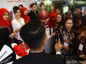 Video: Mengenal Mesin Pesawat-Melihat Pelatihan Pramugari di Career Day Lion Group Video: Mengenal Mesin Pesawat-Melihat Pelatihan Pramugari di Career Day Lion Group