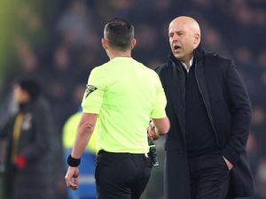 Arne Slot Tolak Bahas Detail Kartu Merah di Markas Everton Arne Slot Tolak Bahas Detail Kartu Merah di Markas Everton