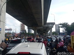 Jalan AP Pettarani Makassar Macet 1,2 km Imbas Eksekusi Ruko