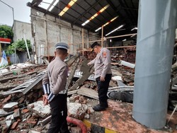 Hujan Angin Hempaskan 4 Bangunan di Surabaya