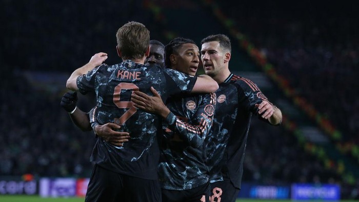 GLASGOW, SCOTLAND - FEBRUARY 12: Michael Olise of Bayern Munich goal celebration with Harry Kane of Bayern Munich after scoring to put Bayern Munich 1-0 ahead during the UEFA Champions League 2024/25 League Knockout Play-off First Leg match between Celtic FC and FC Bayern Munchen at Celtic Park on February 12, 2025 in Glasgow, Scotland. (Photo by Crystal Pix/MB Media/Getty Images)