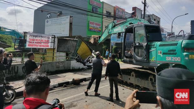 Sejumlah preman terlibat bentrok dengan pihak kepolisian saat proses eksekusi lahan seluas 2000 meter persegi yang berada di Jalan AP Pettarani, Makassar, Sulawesi Selatan.