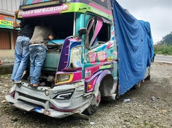 Bus Bawa Rombongan Pelajar Tabrak Truk di Deli Serdang