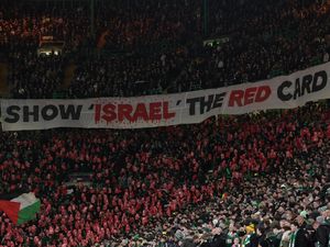 Banner Kartu Merah buat Israel Terpampang di Laga Celtic Vs Bayern Banner Kartu Merah buat Israel Terpampang di Laga Celtic Vs Bayern