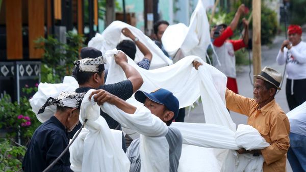 Cuci Kain Kafan Jadi Tradisi Jelang Ramadan Suku Osing