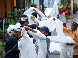 Cuci Kain Kafan Jadi Tradisi Jelang Ramadan Suku Osing Cuci Kain Kafan Jadi Tradisi Jelang Ramadan Suku Osing