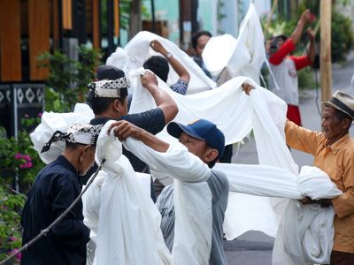 Cuci Kain Kafan Jadi Tradisi Jelang Ramadan Suku Osing