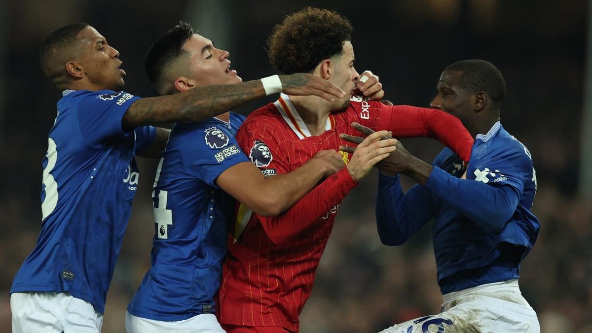 Gelandang Liverpool Curtis Jones dan gelandang Everton Abdoulaye Doucoure terlibat perkelahian usai derby Merseyside (Foto: REUTERS/Phil Noble)