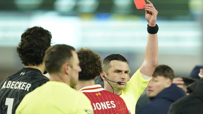 Referee Michael Oliver shows a red card to Liverpools Curtis Jones during the English Premier League soccer match between Everton and Liverpool, Liverpool, England, Wednesday, Feb.12, 2025. (AP Photo/Dave Thompson)