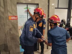 Sekeluarga Terjebak Lift Rumah Makan di Klaten, Damkar Evakuasi Sekeluarga Terjebak Lift Rumah Makan di Klaten, Damkar Evakuasi