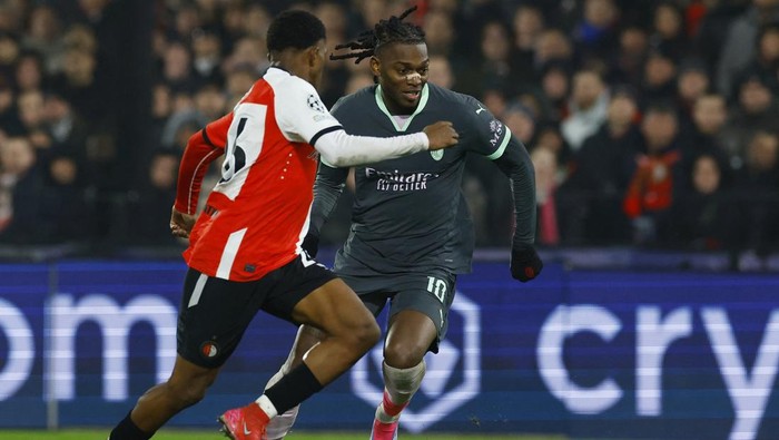 Soccer Football - Champions League - Knockout Phase Playoff - First Leg - Feyenoord v AC Milan - Feyenoord Stadium, Rotterdam, Netherlands - February 12, 2025 AC Milans Rafael Leao in action with Feyenoords Givairo Read REUTERS/Piroschka Van De Wouw