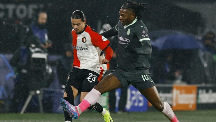 Soccer Football - Champions League - Knockout Phase Playoff - First Leg - Feyenoord v AC Milan - Feyenoord Stadium, Rotterdam, Netherlands - February 12, 2025 AC Milans Rafael Leao in action with Feyenoords Anis Hadj Moussa REUTERS/Piroschka Van De Wouw