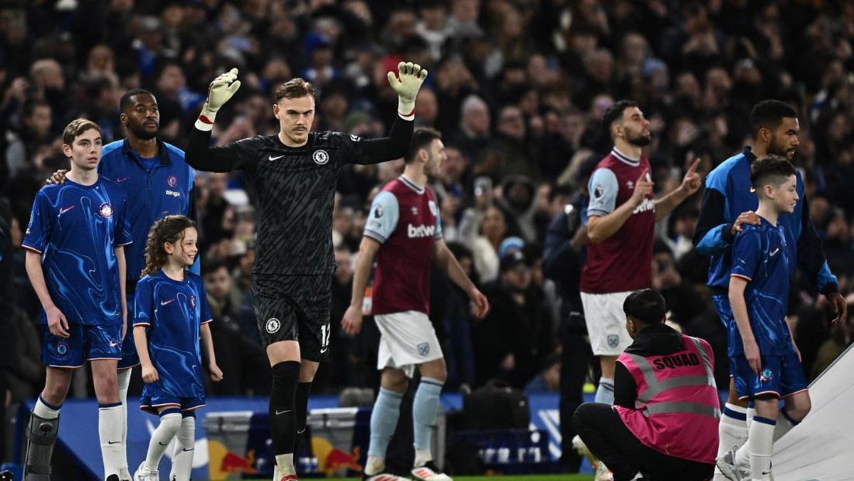 Filip Jorgensen kini kiper utama Chelsea (REUTERS/Dylan Martinez)