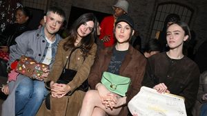 Foto: Katie Holmes Hingga Emrata Flawless di Front Row New York Fashion Week