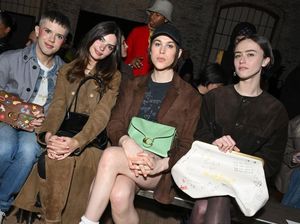 Foto: Katie Holmes Hingga Emrata Flawless di Front Row New York Fashion Week