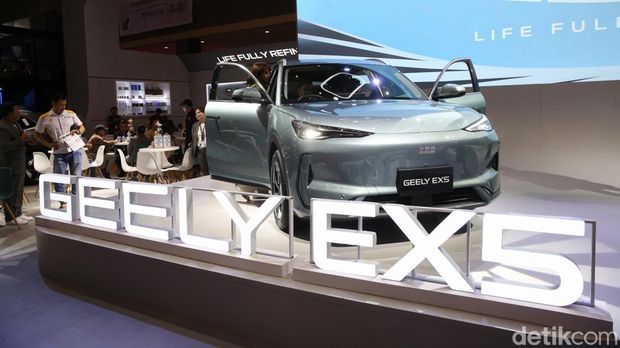 Geely Auto Indonesia memaerkan Geely EX5 pada bazar Indonesia International Motor Show (IIMS) 2025, di arena JIExpo, Kemayoran, Jakarta, Kamis (13/2/2025).