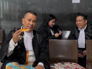 Intip Keseruan Hotman Paris Saat Ngopi hingga Santai di Beach Club