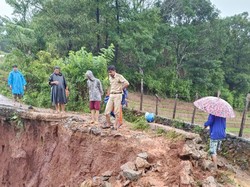 1.088 Warga Terisolir Imbas Jalan Desa Bulo-bulo Barru Amblas