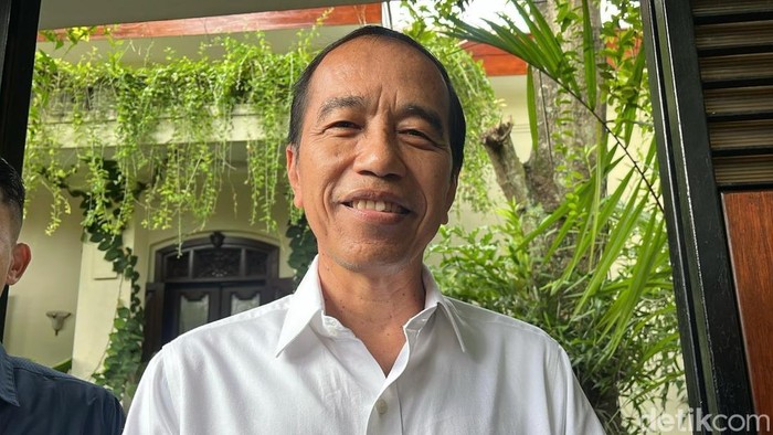 Presiden ke-7, Joko Widodo ditemui di Kediaman pribadinya, Sumber, Banjarsari, Solo, Kamis (13/2/2025).