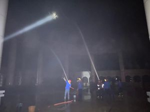 Kubah Masjid Agung Praya Terbakar Akibat Korsleting, Kerugian Rp 500 Juta Kubah Masjid Agung Praya Terbakar Akibat Korsleting, Kerugian Rp 500 Juta