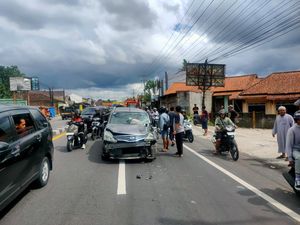 Grand Livina Tabrak Truk di Jalan Jogja-Magelang, 1 Orang Tewas