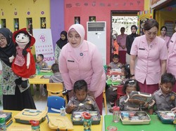 Yayasan Kemala Bhayangkari Jatim Bagikan Makan Bergizi di Sidoarjo