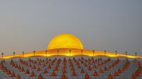 Khidmatnya Umat Buddha Thailand Rayakan Makha Bucha