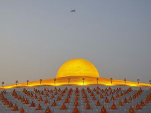 Khidmatnya Umat Buddha Thailand Rayakan Makha Bucha
