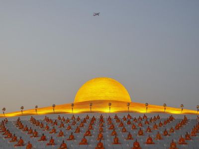Khidmatnya Umat Buddha Thailand Rayakan Makha Bucha