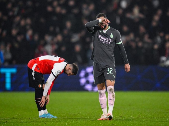 AC Milans English defender #32 Kyle Walker (R) and Feyenoords Croatian forward #17 Luka Ivanusec (L) react after Feyenoord won the UEFA Champions League knockout phase play-off 1st leg football match between Feyenoord Rotterdam and AC Milan at the Stadion Feijenoord 
