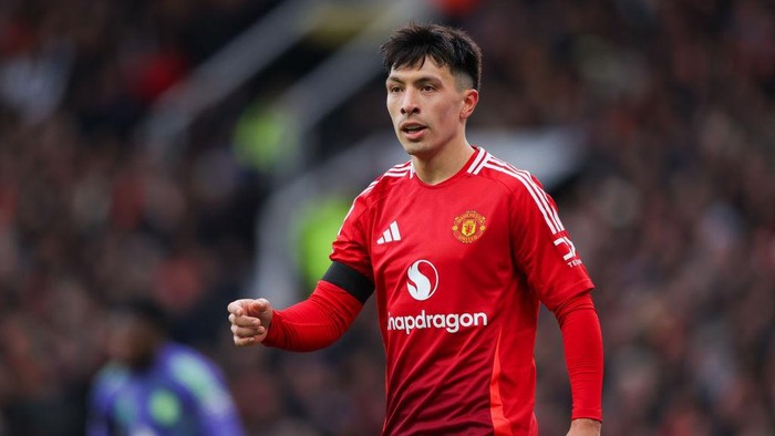 MANCHESTER, ENGLAND - FEBRUARY 02: Lisandro Martinez of Manchester United during the Premier League match between Manchester United FC and Crystal Palace FC at Old Trafford on February 02, 2025 in Manchester, England. (Photo by James Gill - Danehouse/Getty Images)