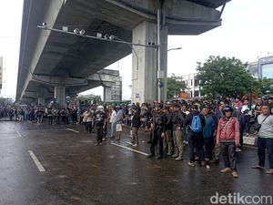 Eksekusi Ruko di Makassar Ricuh, Warga Blokade Jalan-Lempari Polisi