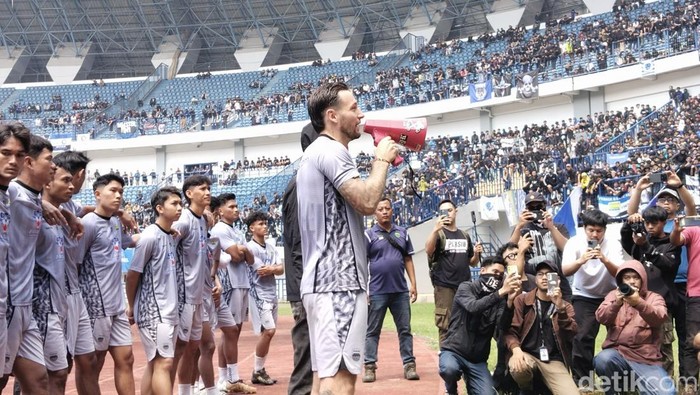 Marc Klok di depan ribuan bobotoh di Stadion GBLA.